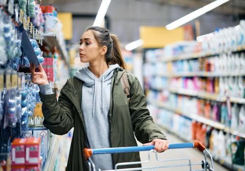 foto de una mujer en un supermercado mirando productos
