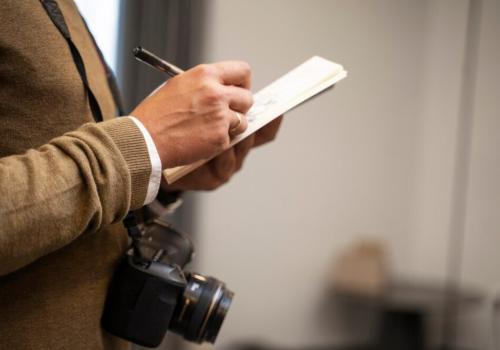 foto de una persona tomando notas en una hoja