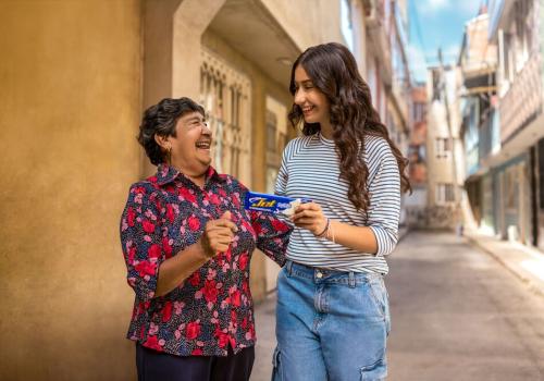 fotografía de una chocolinatina jet con dos mujeres sosteniendo el producto