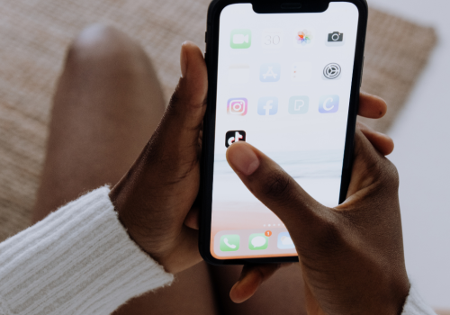 persona ingresando a TikTok desde su smartphone