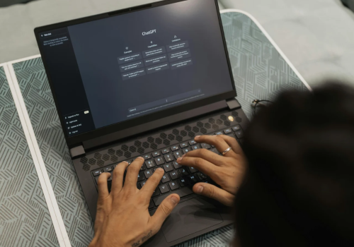 Profesional trabajando con inteligencia artificial