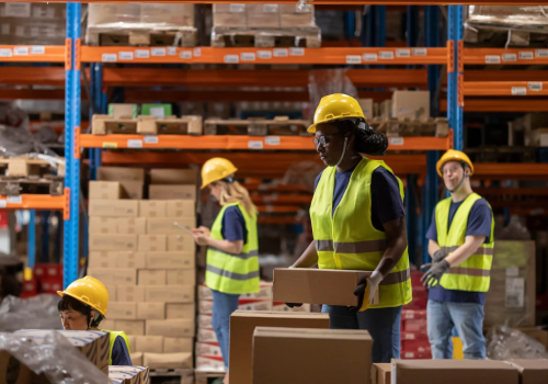 Trabajadores de logística preparando pedidos para la temporada de fin de año en Colombia