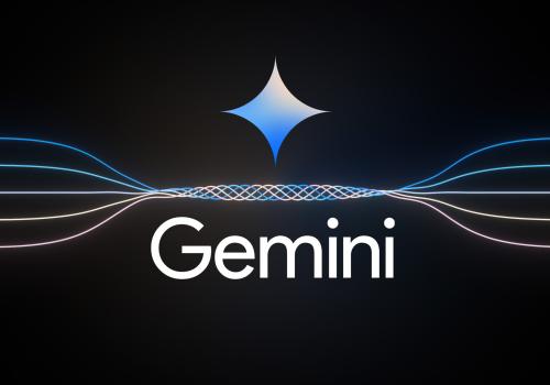 Fotografía de la presentación de Gemini, aparece en la pantalla con un diseño tecnológico de colores con un contraste negro