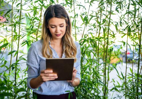 Mujer rubia mirando una tablet