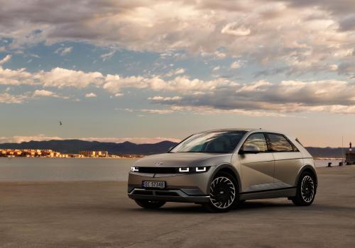 un vehículo estacionado en un bonito paisaje 