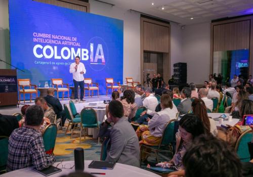 Persona en tarima hablando en la Cumbre Nacional ‘ColombIA’ en Cartagena