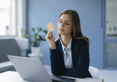 Foto de mujer con tarjeta de crédito en la mano