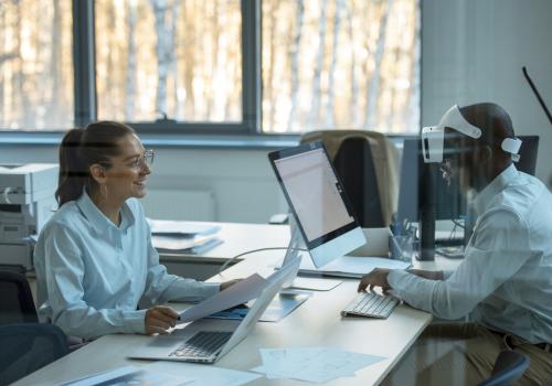 Foto de dos diseñadores industriales haciendo pruebas de Inteligencia Artificial