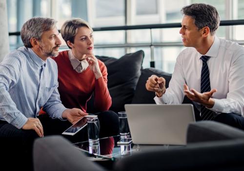 Foto de personas trabajando en empresa de seguros