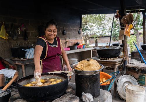 Foto de mujer en tienda de barrio
