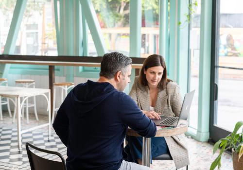 Dos personas trabajando