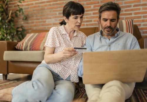 Una pareja viendo el computador 