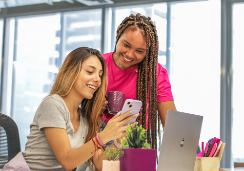 dos mujeres viendo un celular