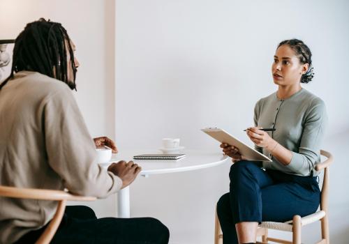 personas conversando para una entrevista laboral