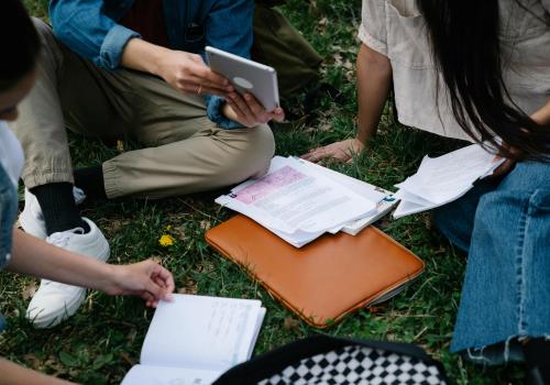 tres personas sentadas estudiando 