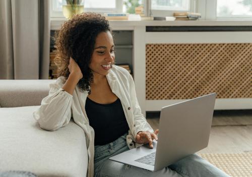 persona sentada con una laptop