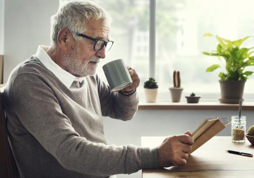 Imagen alusiva a un señor de edad tomandose un cafe