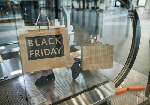 Foto de una bolsa que dice dice Black Friday junto a un accesorio sobre una mesa