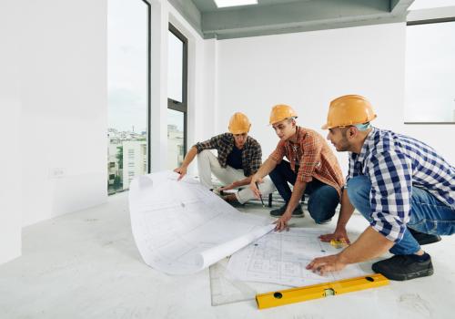 Personas trabajando en un edificio