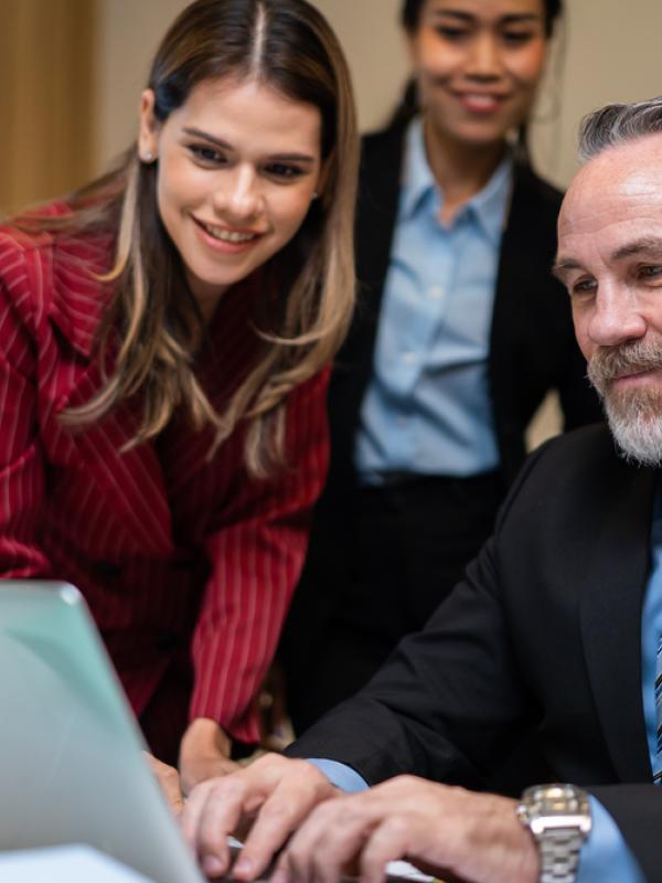 Foto de dos personas mirando un computador