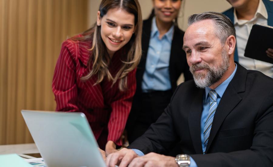 Foto de dos personas mirando un computador