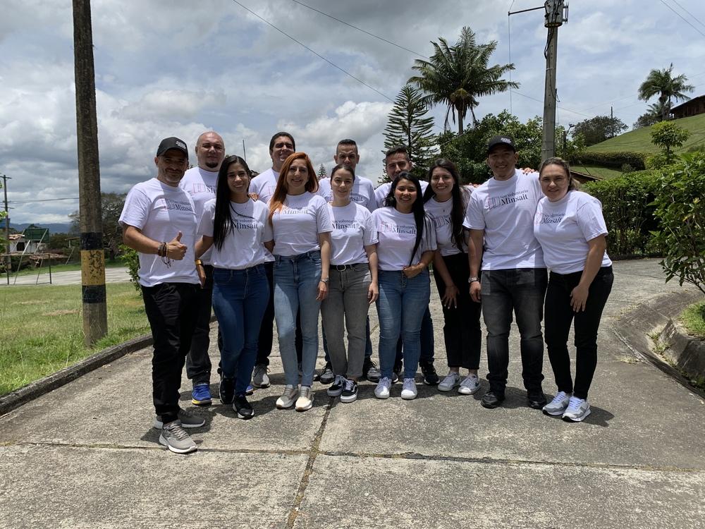 más de 5 personas posando para una foto con camisetas blancas