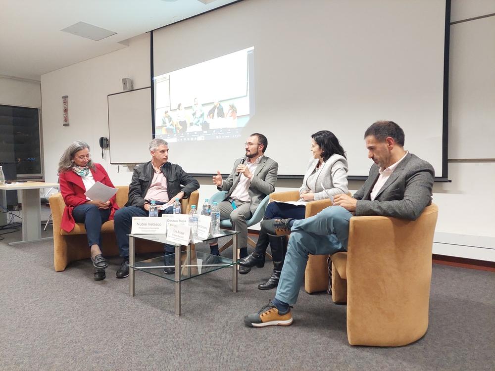 En la foto, de izquierda a derecha: Nubia Velasco, autora; Gonzalo Mejia, profesor asociado; Juan Pablo Soto, vicedecano de Relaciones Corporativas, Sonia Camacho, autora; y, Ciro Amaya, profesor asociado. 