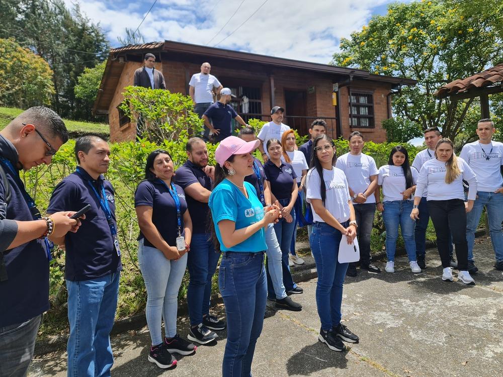 imagen de personas reunidas en un espacio abierto