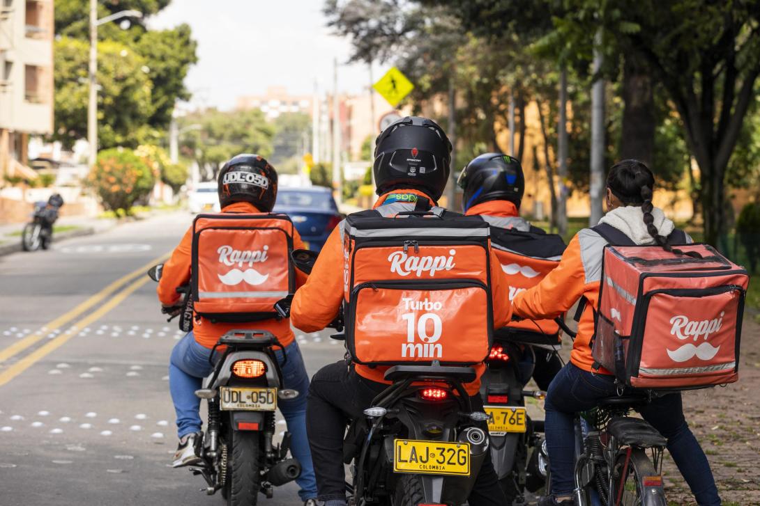 Personas en motos haciendo delivery