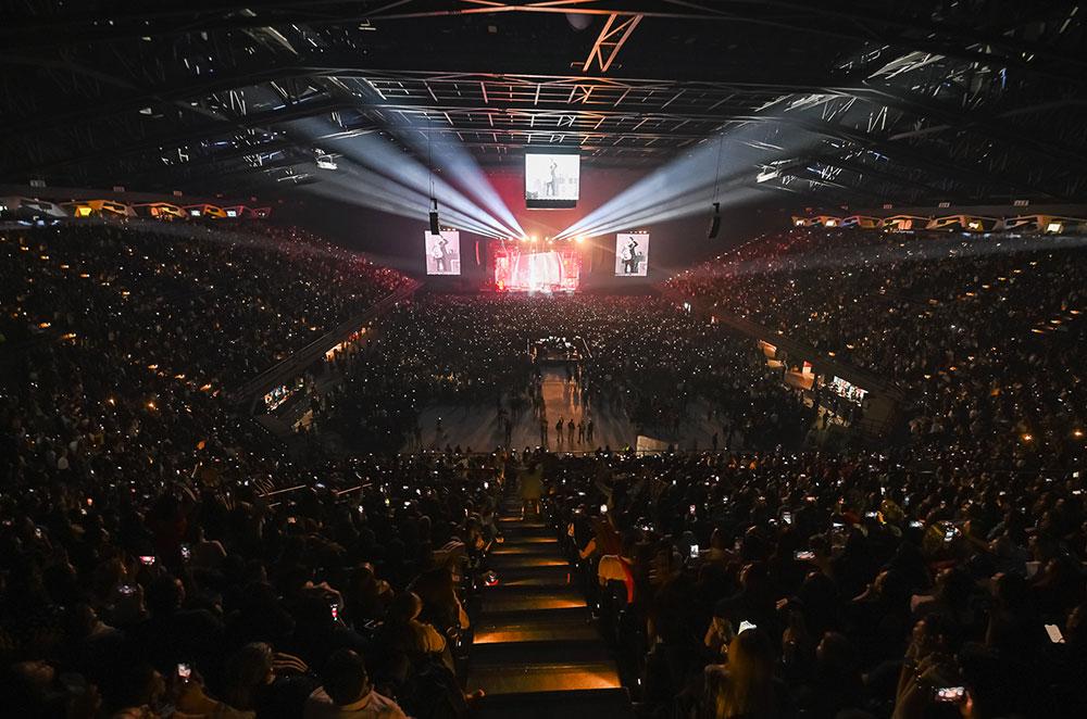 coliseo lleno de personas en un festival