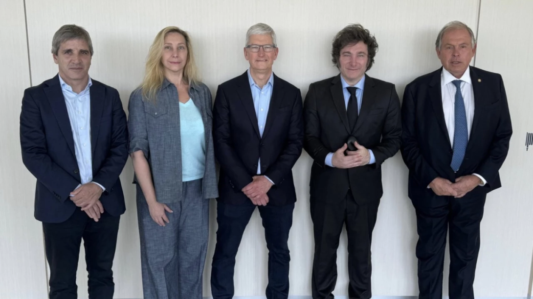 Javier Milei con Tim Cook y otros ejecutivos de Apple