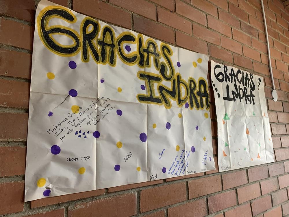 imagen de una cartelera con mensajes de agradecimiento a la compañía