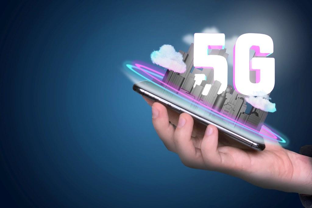 Foto de celular con logo de tecnología 5G