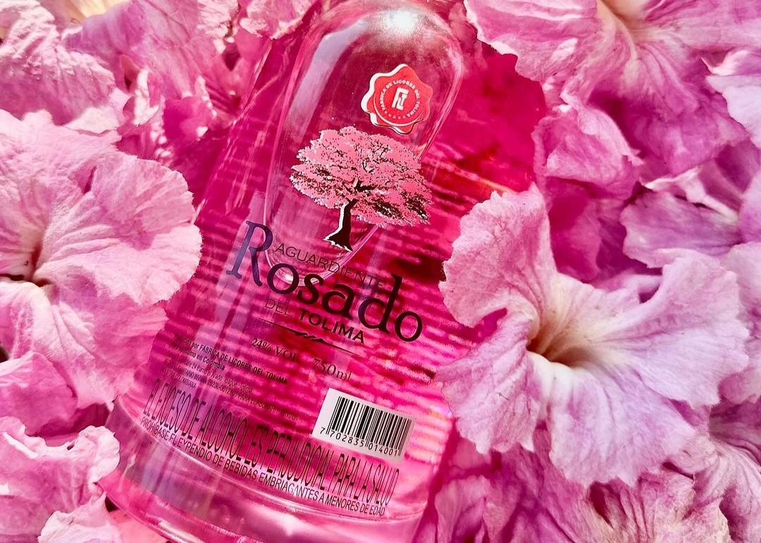 Botella de aguardiente rosado de la Fabrica de Licores del Tolima