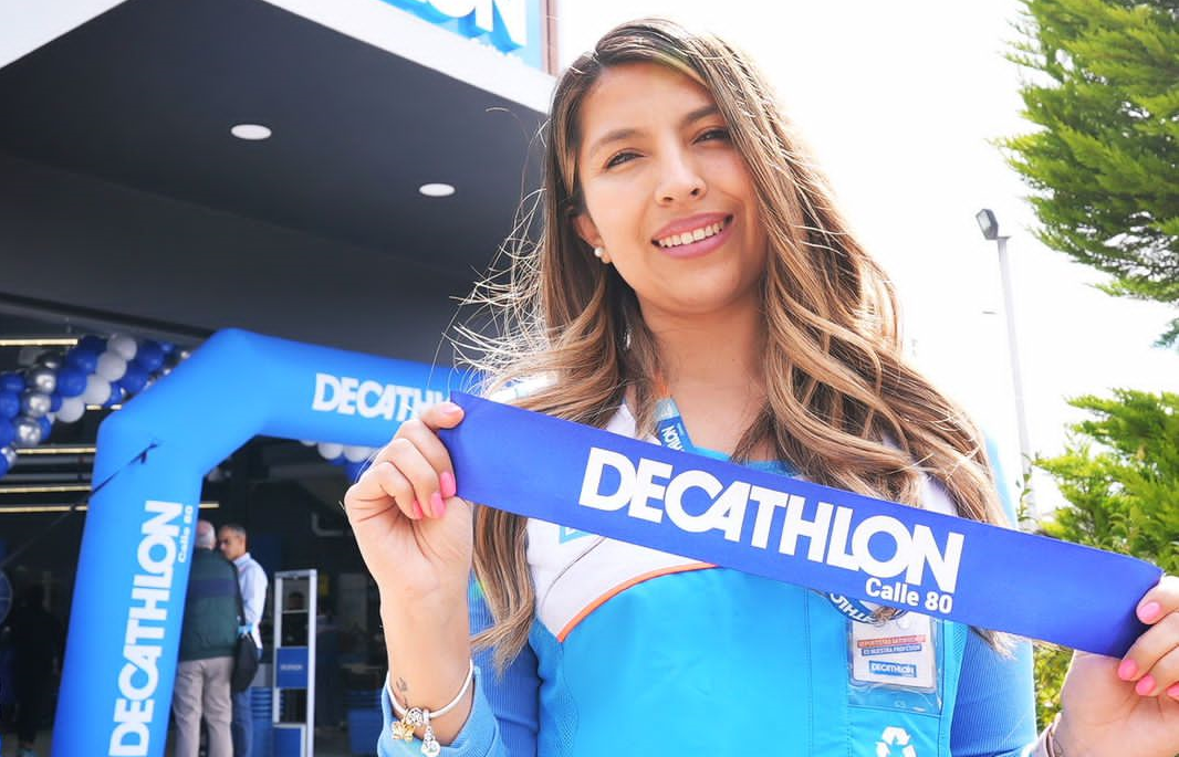 Foto de una mujer con una banda de inauguración