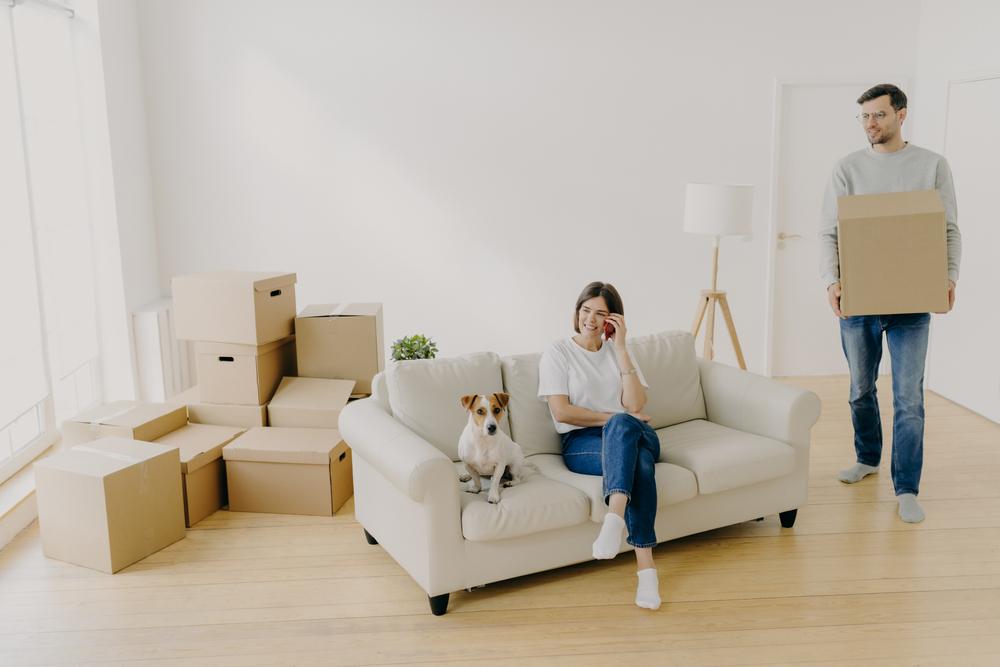 Personas mudandose a un apartamento