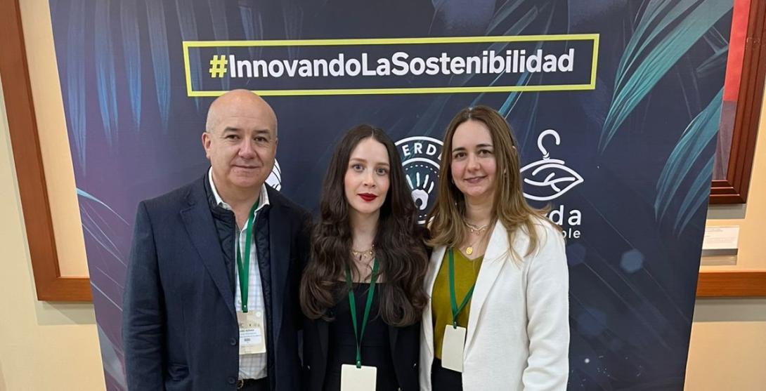 Foto de un hombre y dos mujeres a su lado mirando al lente