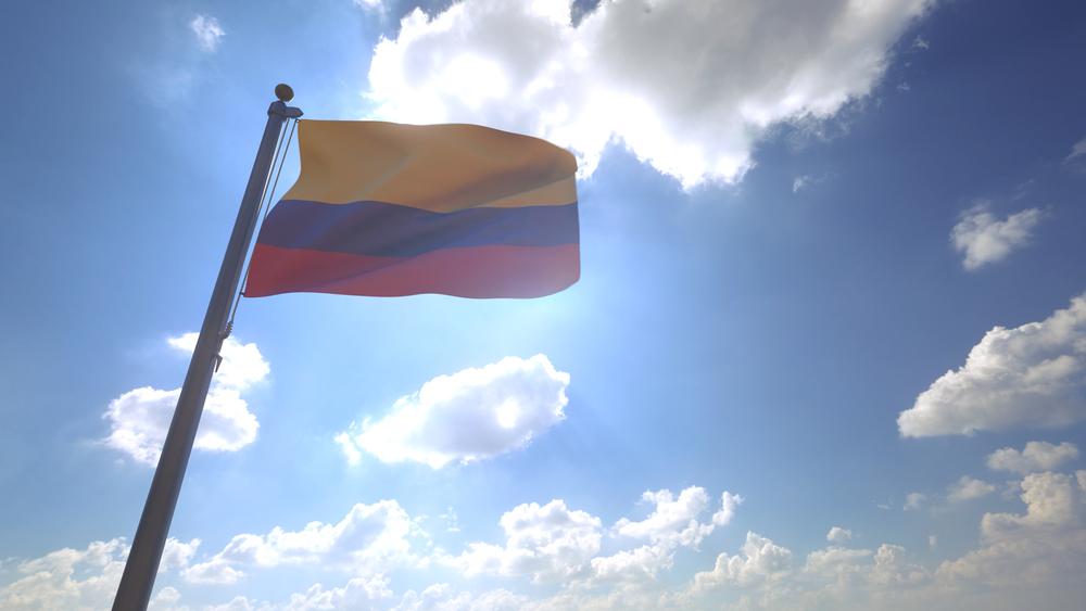 bandera de colombia contra el cielo azul