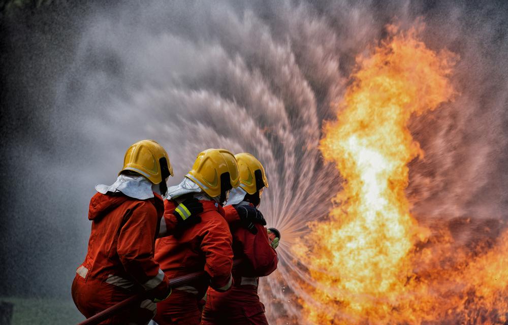 Bomberos luchando contra una ola de calor