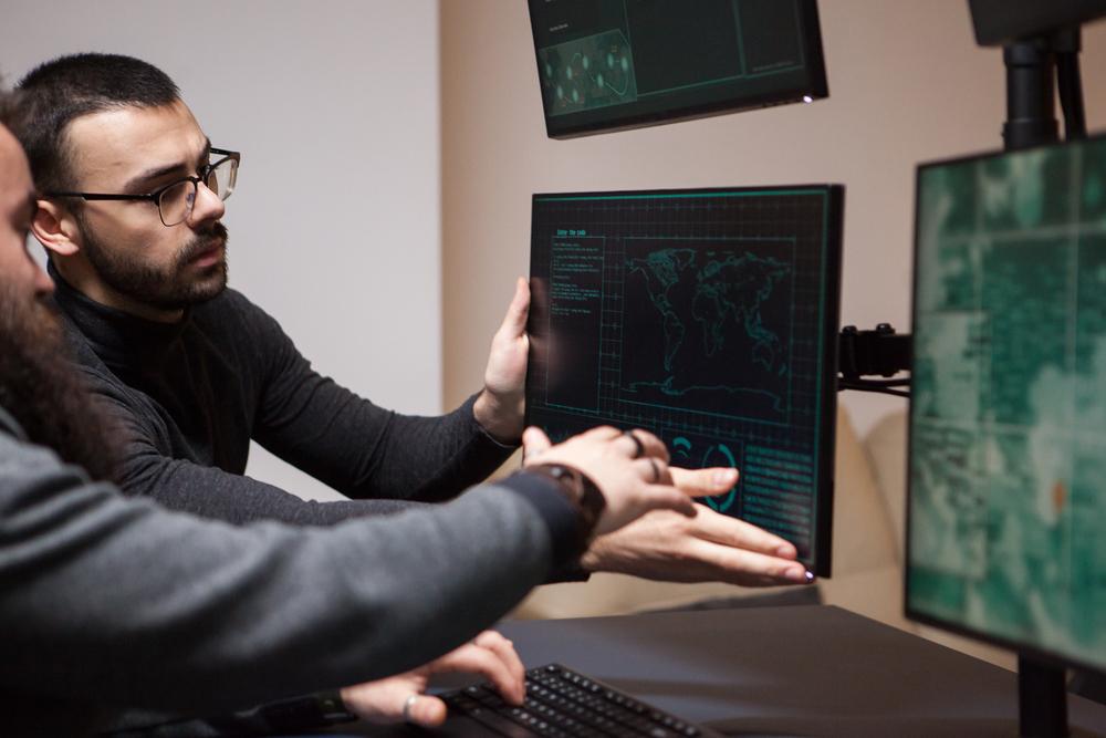 Foto de dos personas mirando una pantalla