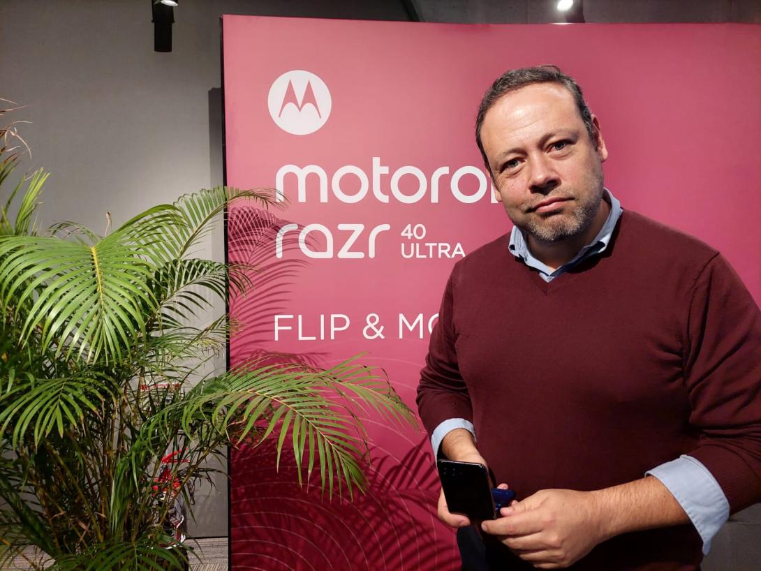 Foto de Carlo con fondo de Motorola. 