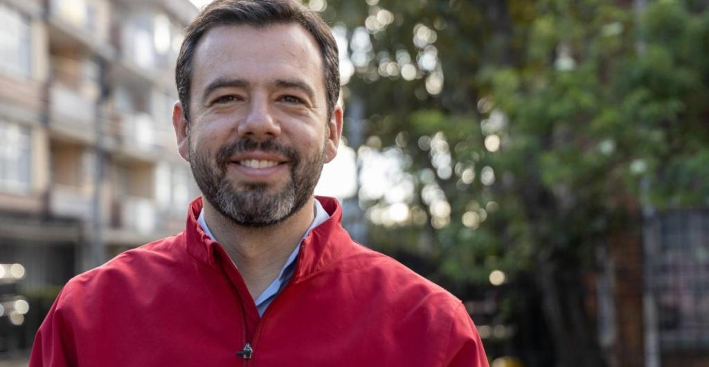 Foto de un hombre con barba y chaqueta roja