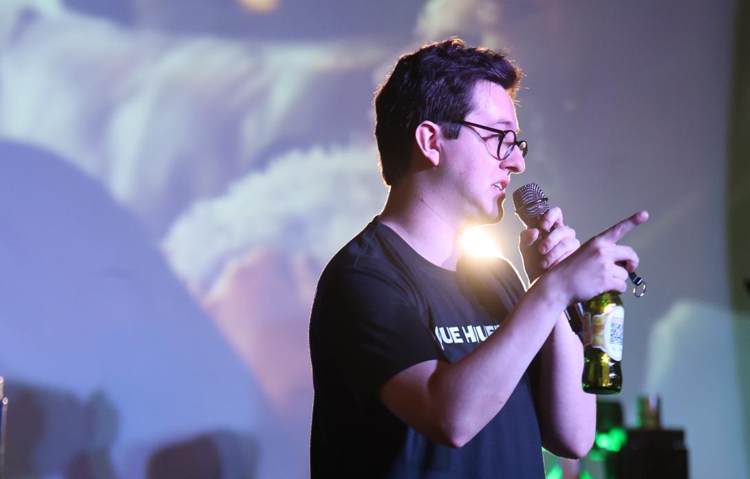 Foto de un hombre hablando con una cerveza en la mano