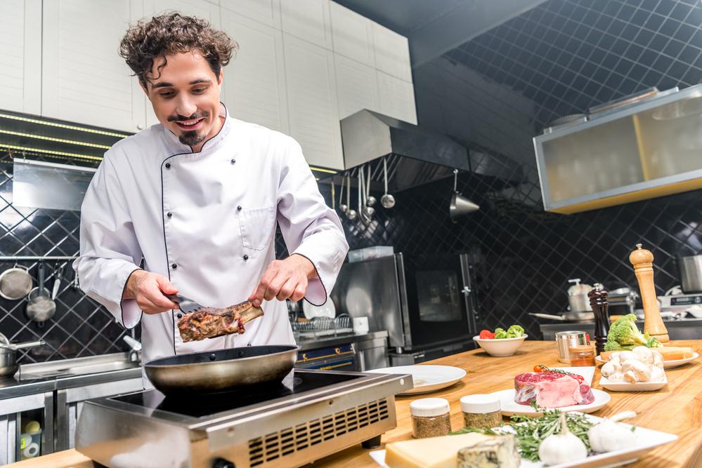 Foto de un chef cocinando