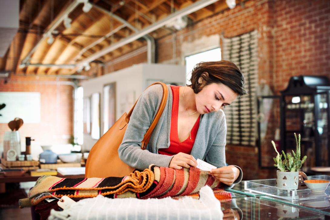 Foto de mujer haciendo compras por un dispositivo electrónico