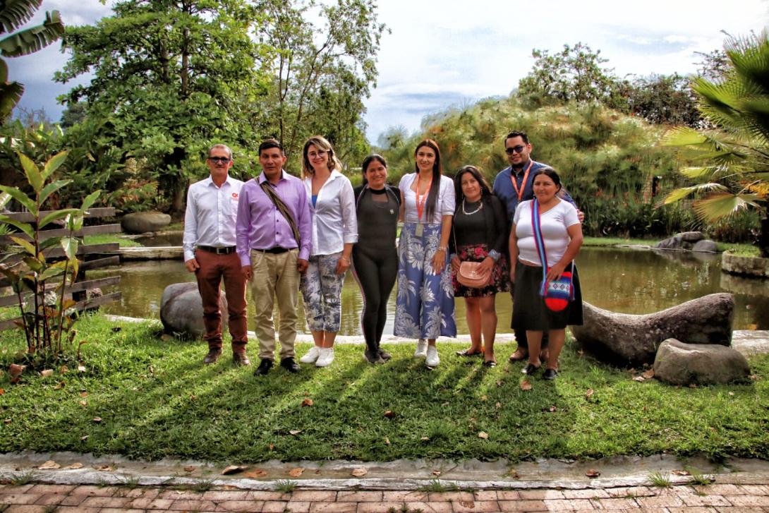 Foto de ocho personas posando frente a la cámara