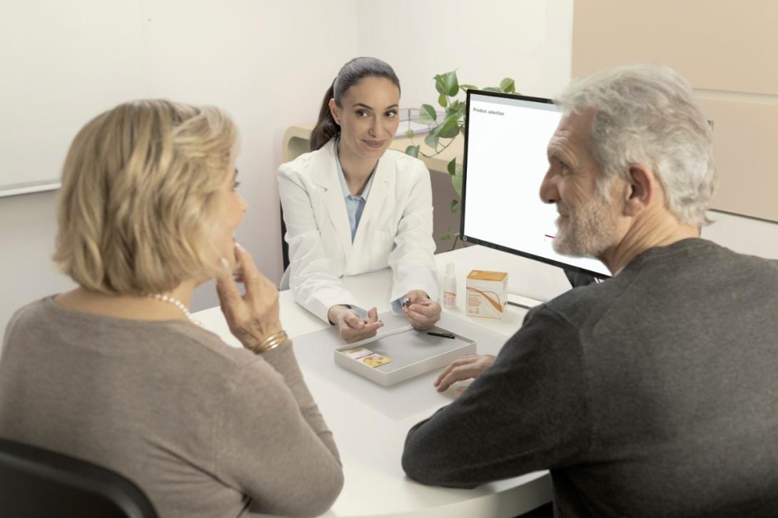 Cita médica entre doctora y adultos mayores