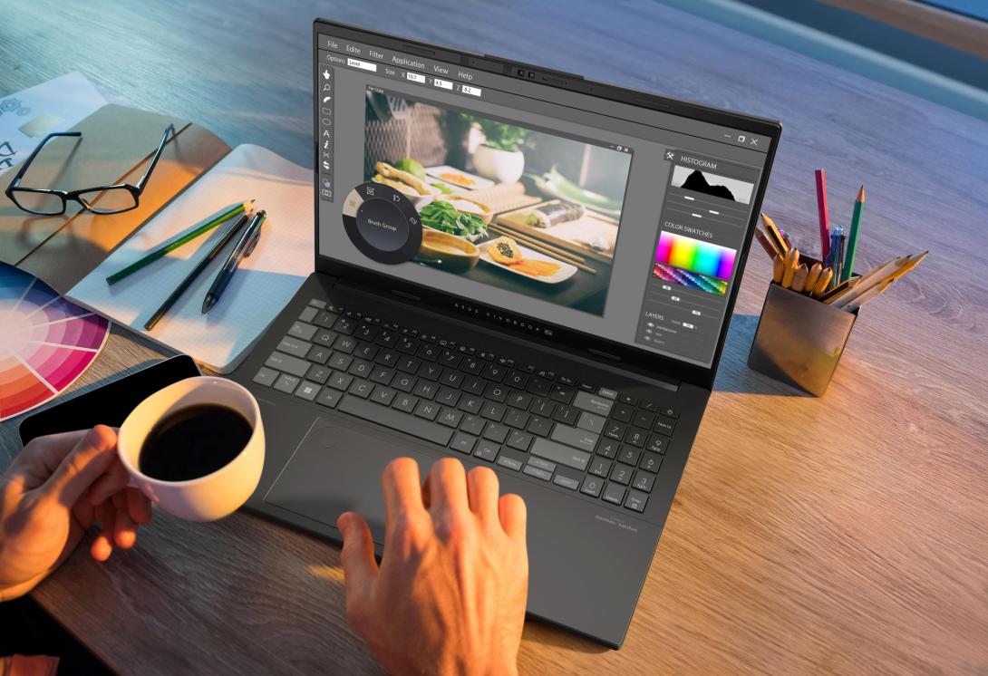 una laptop con una aplicación de edición de fotografía