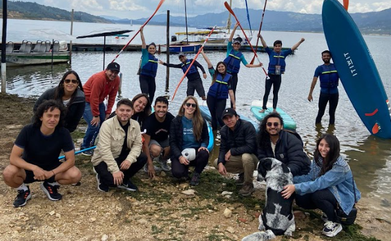 Foto devarias personas reunidas y mirando a la cámara con un lago de fondo