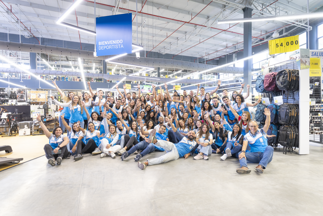 foto de varias personas reunidas